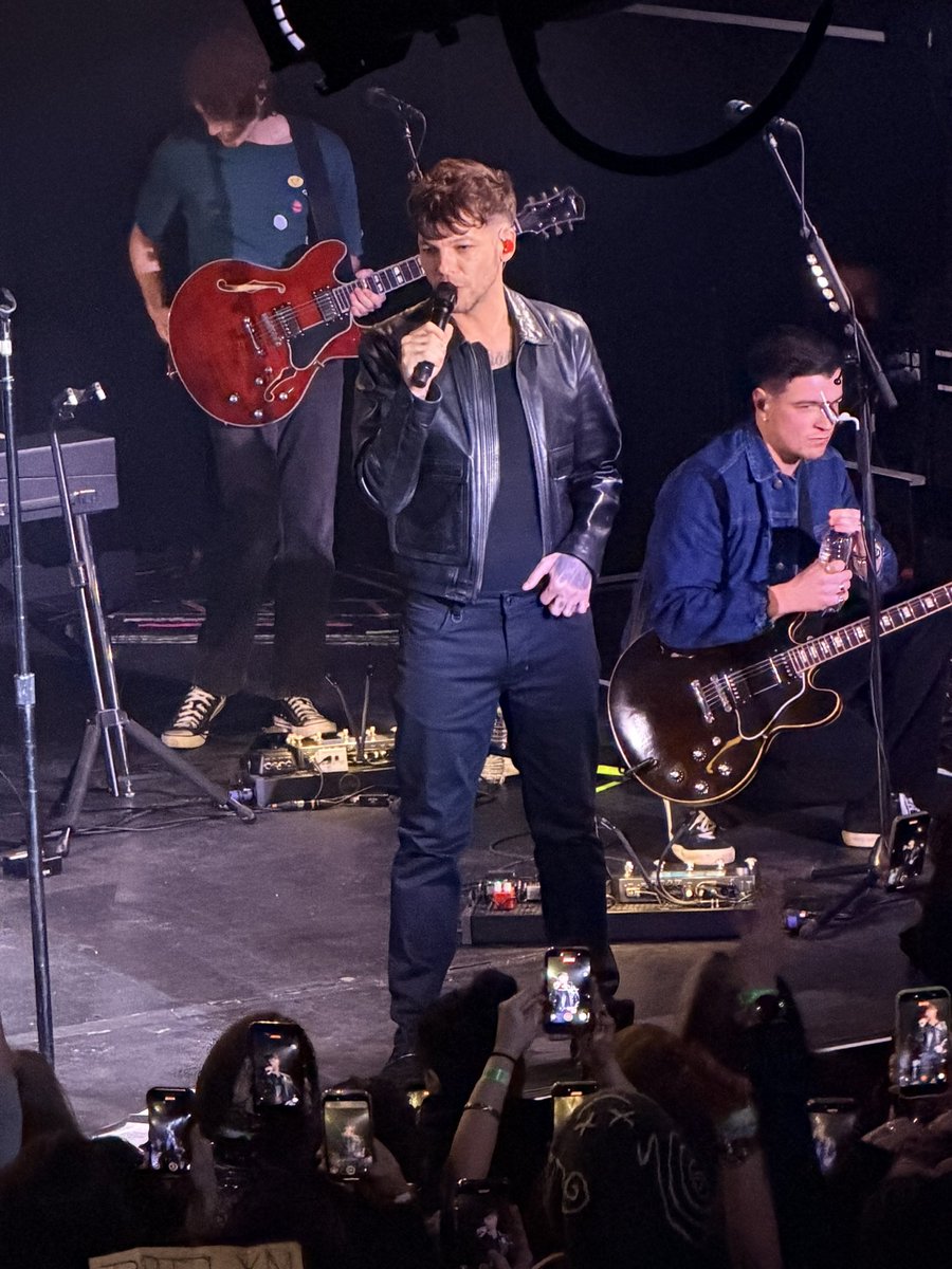 Simone is waiting for last night🌻👖 tweet media