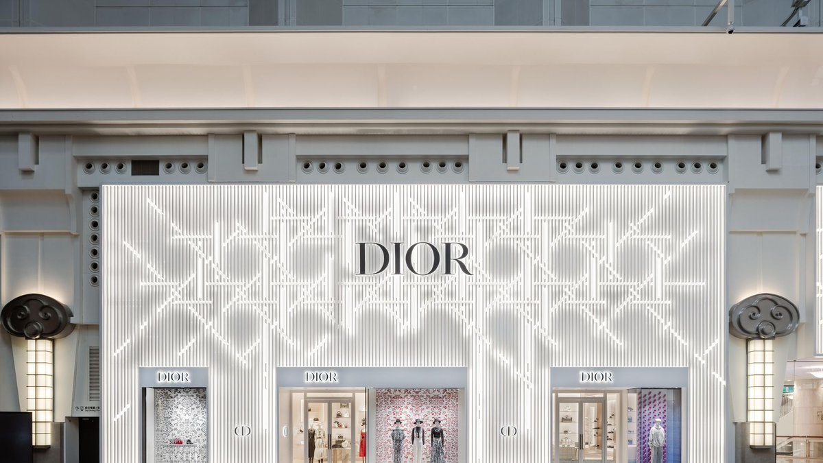 SakuraItohJoan's tweet image. 900m2あるというこの旗艦店の前から歩いてきてたよね。
外観はブランドの理念を体現するカナージュ模様で装飾、ヴェルサイユ宮殿を彷彿とさせる木製寄木細工の床、5階まで続く螺旋階段はパリのモンテーニュ通り30番地にある新しい旗艦店からインスピレーションを得ている

#Dior #山下智久 #Taipei 🇹🇼