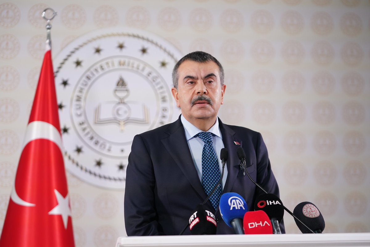 Millî Eğitim Bakanı <a href="/Yusuf__Tekin/">Yusuf Tekin</a>, “Güvenli Okul İklimi” İçin Alınacak Tedbirlere İlişkin Basın Açıklaması Yaptı

“Sayın Cumhurbaşkanımızın talimatlarıyla şekillenen bu çerçeveyi okul güvenliğinden aile desteğine, rehberlik hizmetlerinden dijital risk yönetimine, medya takibinden