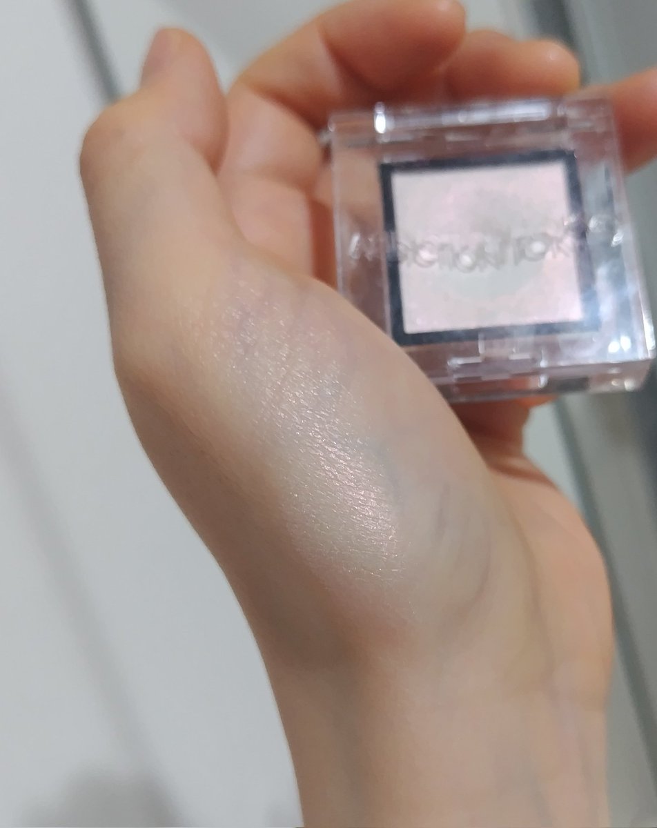 oadtot's tweet image. Glintと迷い…ADDICTION　Private noteに。ホワイトに見えてピンクの偏光パール🤍夕焼けに当たった肌みたいになる。ハイライト代わり&amp;amp;他のアイシャドウと合わせても可愛い。
粉質がやっぱりお上品

#ADDICTION
#アディクション
#Privatenote
#プライベートノート