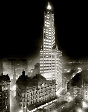 SadaaShree's tweet image. #TodayInHistory

The iconic Woolworth Building in New York City opens in 1913, designed by architect  Cass Gilbert at a height of  792 feet and 55 floors. 

The building pioneered neo-Gothic skyscraper aesthetics, featured in numerous films, and continues as a prominent New York