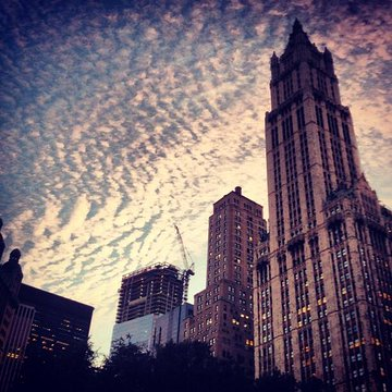SadaaShree's tweet image. #TodayInHistory

The iconic Woolworth Building in New York City opens in 1913, designed by architect  Cass Gilbert at a height of  792 feet and 55 floors. 

The building pioneered neo-Gothic skyscraper aesthetics, featured in numerous films, and continues as a prominent New York