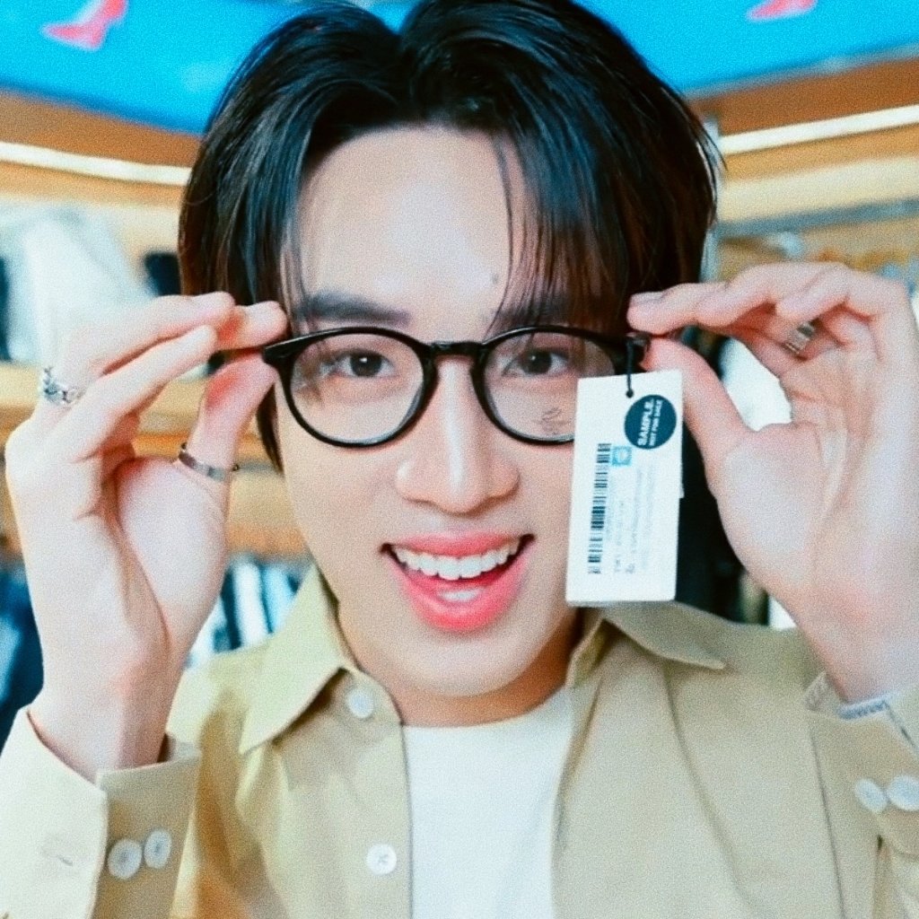 แว่นกับเธอ ⭐—⭐

SIAM CENTER LOVE ALAN
#ILoveSiamCenterxALAN
#ALANpasawee 

  ⭐
                   ⭐
           ⭐
                ✨
           ⭐
              ✨
                     ⭐
                         ⭐
                 ⭐ ✨