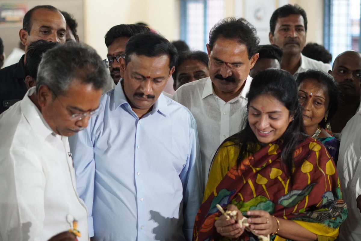 PodapatiTejaswi's tweet photo. ఎన్టీఆర్ జిల్లా కొండపల్లిలో నిర్వహిస్తున్న ‘బొమ్మల మేళా’ రెండో రోజు వేడుకల్లో మైలవరం ఎమ్మెల్యే శ్రీ Vasantha Krishna Prasad అన్నగారు, కలెక్టర్ Lakshmisha గారు, Kesineni Chinni అన్నగారు మరియు కూటమి నాయకులతో కలిసి పాల్గొనడం ఆనందంగా అనిపించింది. https://t.co/c9Uj3uWESh