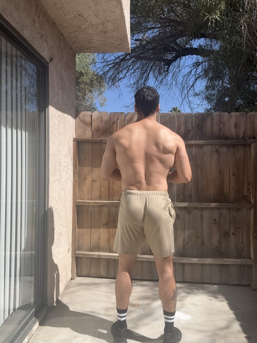 simba2cali's tweet photo. Back attack #backday #gym #fitness #wideback https://t.co/hL3uKAHiOe