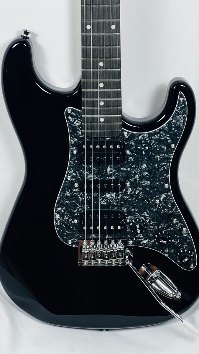 LouGuitars30338's tweet image. Big Lou’s wide-neck design gives your fingers room to breathe, so chords ring clearer and notes sustain longer — perfect for larger hands and tighter technique. Try precision that feels natural: wix.to/mrYQF6V #Guitarists