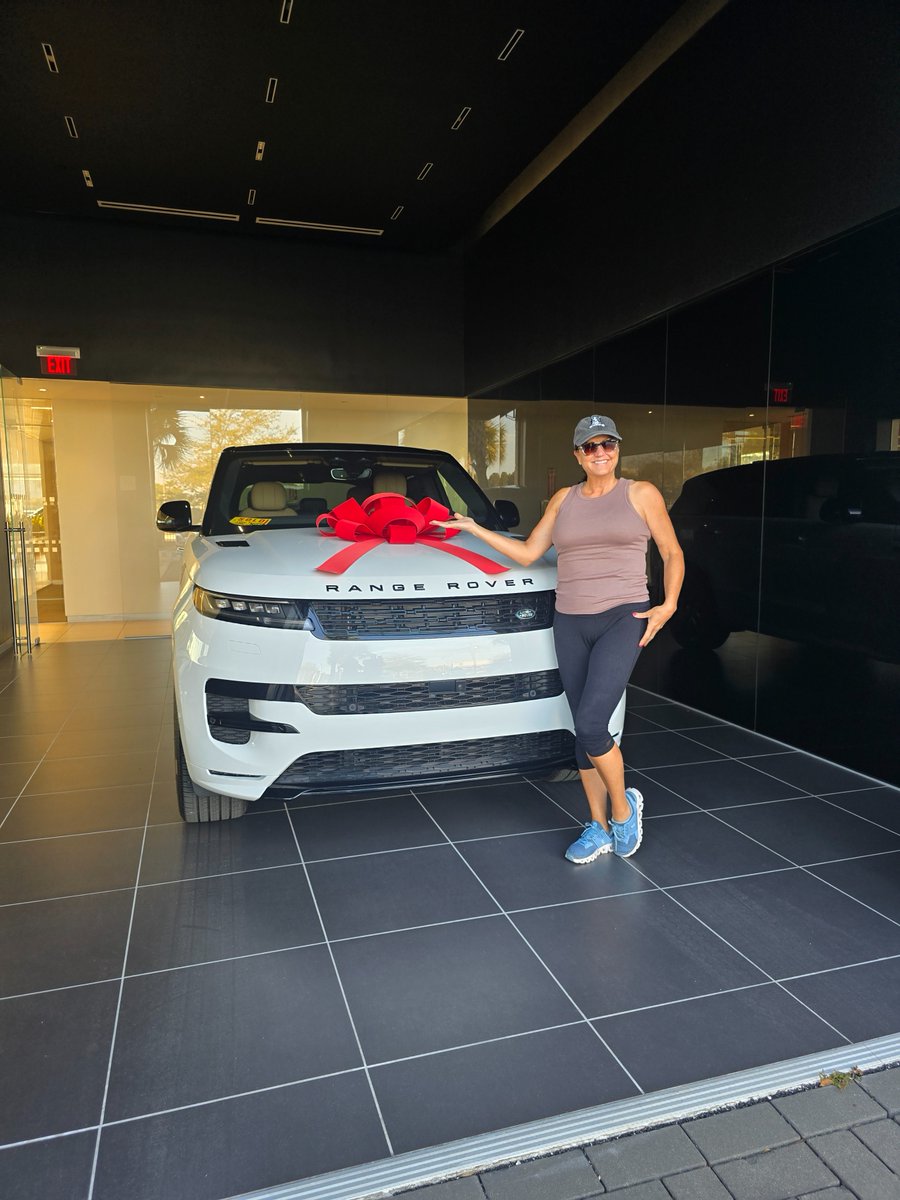 FieldsAuto's tweet image. Trust brings you back. Congrats to Gigi on her first Range Rover Sport. Kudos to Client Advisor, Sika Fisher, for a relationship that made the return feel effortless. Explore the Range Rover Sport at fieldsauto.com. #RangeRoverSport #LandRover #RangeRover #FieldsFamily