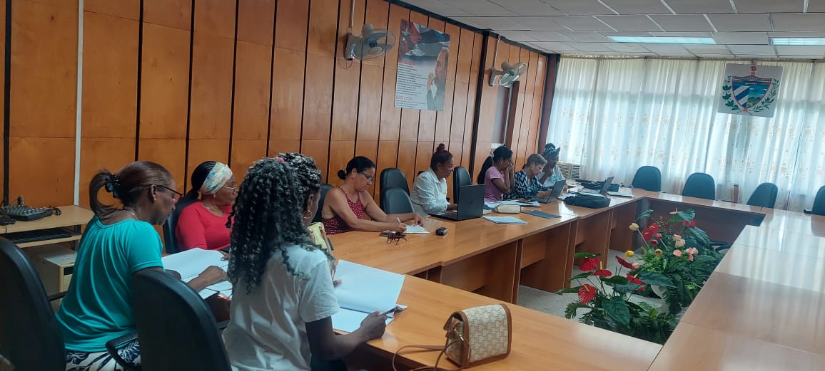 LicetGil's tweet photo. Se realiza trabajo de mesa con enfermeras y directivos de la Universidad de Ciencias Médicas de Guantánanamo, en aras de alcanzar  la Acreditación en la Especialidad de Enfermería Comunitaria Integral. #enfermeriaguantanamo https://t.co/qM5TfUEjYg