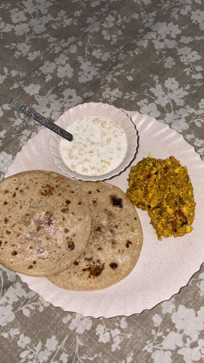 seemynaina's tweet image. डिनर में पनीर भुर्जी और रायता हो, तो दिन भर की थकान अपने आप मिट जाती है! 😋🥘 
#DinnerTime #DesiFood #Nainu🤍