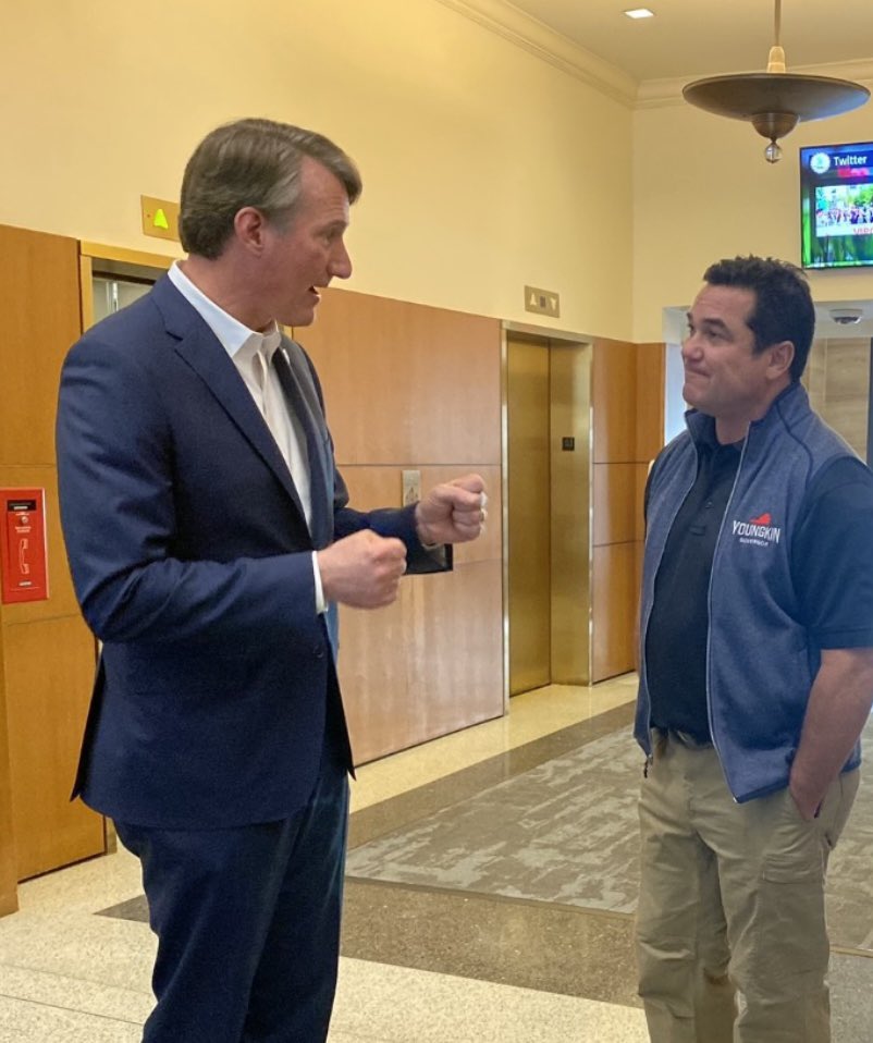 RealDeanCain's tweet photo. And @GlennYoungkin is 6’7”
Most everyone looks short next to Virginia’s fantastic ex-Gov! 
Miss him terribly https://t.co/5FwBiemuXm