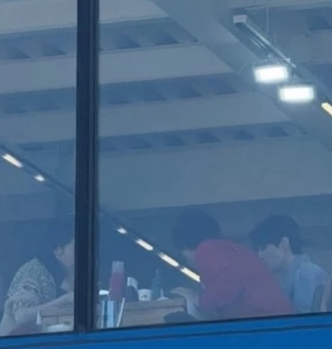 fiorestale's tweet image. Someone spotted Kim Goeun having meals with Gong Yoo and Lee Dongwook??????