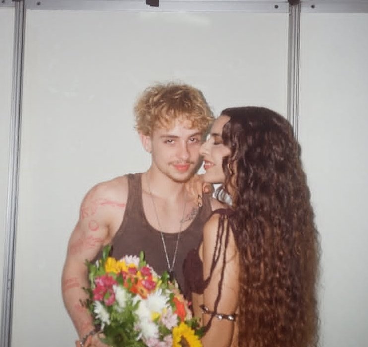 Cala_sherazade's tweet image. 🚨Grave: "Gente, eu não tô entendendo nada: A Marina Sena simplesmente fugiu pra Paris e o Juliano Floss descobriu pela Ana Maria Braga?  Ele ligou pra ela ontem, mas parece que ela nem mandou um WhatsApp avisando que ia sair do país. O término vem aí essa semana mesmo ou é