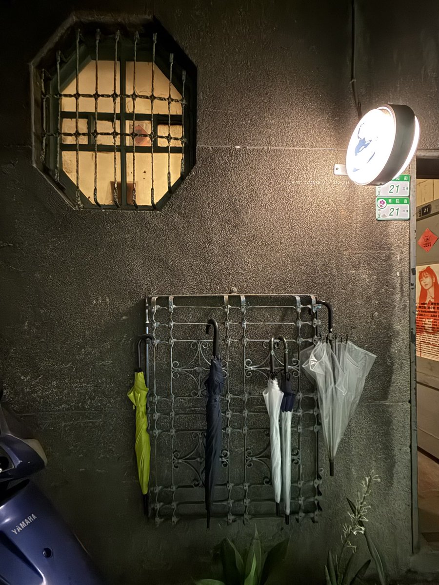 Jm7nC's tweet image. カナデ舎の展示でお世話になった陳さんに作品をお返しするため、前から気になっていたカフェで待ち合わせ。

二會咖啡廳。雨の日が似合うお店です。
入口、店内、窓、それぞれの鉄窓花が素敵で、珈琲も美味しい♪とても居心地の良いカフェでした。
でも狙っていたプリンは売り切れで、残念🥲
#台北
