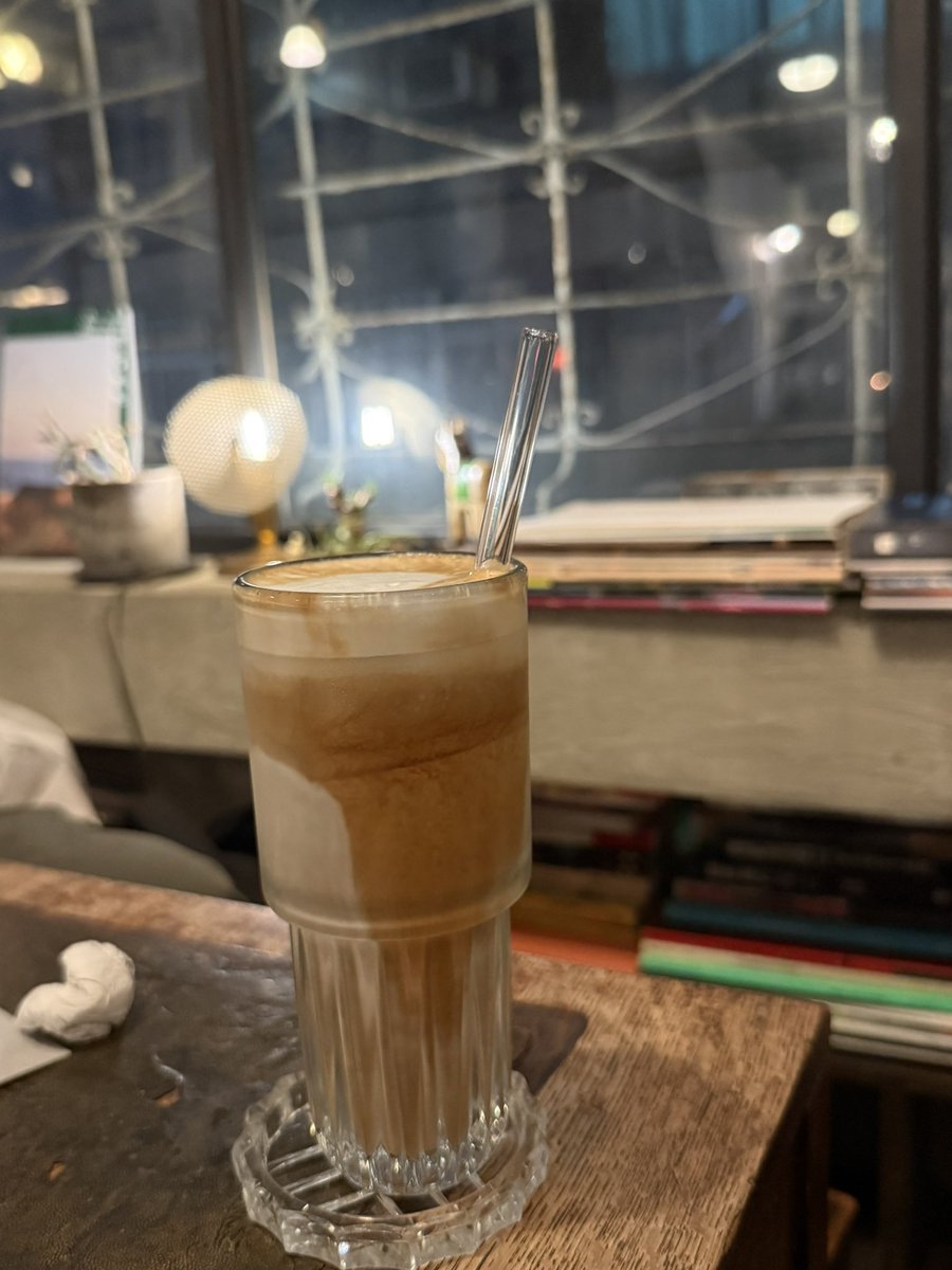 Jm7nC's tweet image. カナデ舎の展示でお世話になった陳さんに作品をお返しするため、前から気になっていたカフェで待ち合わせ。

二會咖啡廳。雨の日が似合うお店です。
入口、店内、窓、それぞれの鉄窓花が素敵で、珈琲も美味しい♪とても居心地の良いカフェでした。
でも狙っていたプリンは売り切れで、残念🥲
#台北