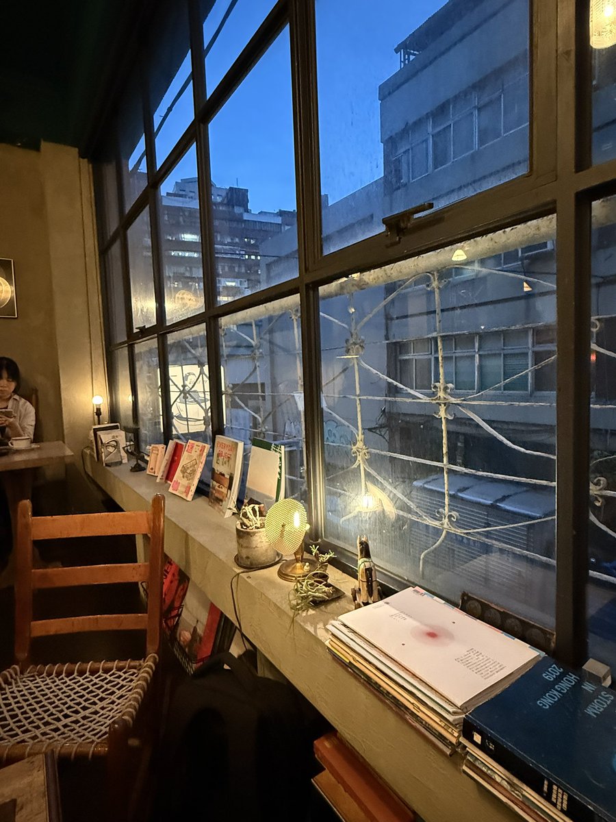 Jm7nC's tweet image. カナデ舎の展示でお世話になった陳さんに作品をお返しするため、前から気になっていたカフェで待ち合わせ。

二會咖啡廳。雨の日が似合うお店です。
入口、店内、窓、それぞれの鉄窓花が素敵で、珈琲も美味しい♪とても居心地の良いカフェでした。
でも狙っていたプリンは売り切れで、残念🥲
#台北