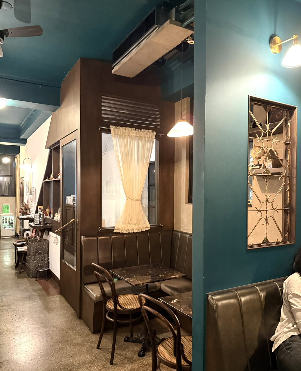 Jm7nC's tweet image. カナデ舎の展示でお世話になった陳さんに作品をお返しするため、前から気になっていたカフェで待ち合わせ。

二會咖啡廳。雨の日が似合うお店です。
入口、店内、窓、それぞれの鉄窓花が素敵で、珈琲も美味しい♪とても居心地の良いカフェでした。
でも狙っていたプリンは売り切れで、残念🥲
#台北