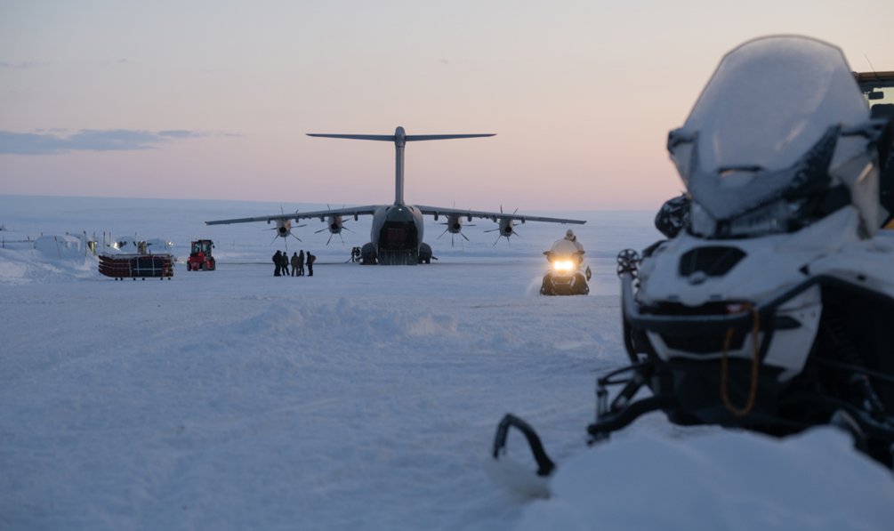 🇫🇷🇩🇰🇬🇱 The French Air Force is currently conducting a logistical support and training mission in Greenland in collaboration with Denmark.