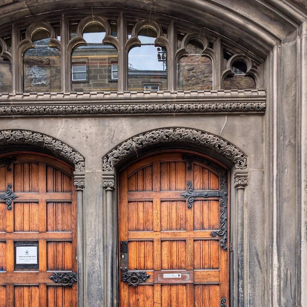 SidewalkSafari's tweet photo. Love the decorative metalwork surrounding these Edinburgh doors.
#EdinburghStory #ThisIsEdinburgh #HiddenEdinburgh #EdinburghArchitecture #IgersEdinburgh https://t.co/vfV7TppMjZ https://t.co/H4zFyOzuZP