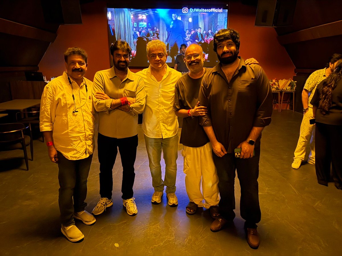iammoviebuff007's tweet photo. #AjithKumar's Latest Click from his anniversary celebration..💥 Upcoming directors..🤔 AL Vijay, Venkat Prabhu and Adhik Ravichandran..🤝 https://t.co/wVjJr54rMX