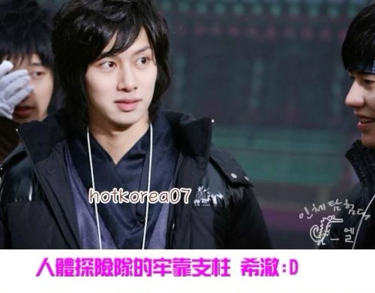 사진을보멵 이건 화랑 컨셉이구나...를 알수있음
왜냐면 희철팬클럽 패탈즈가 모여서 이루고있는 꽃 희철이니까.... 심지어 날개옷도 걸치고 있고, 머리도 길어 *모든 여자애들의 얼굴을 자기가 좋아하는 색으로 물들이기 시작함* (궁뎅이가리기RedRed)