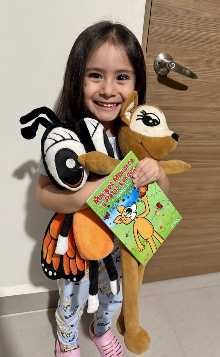 AngelesFalconH's tweet image. ¡Mi querida Lucía! Ver tu sonrisa iluminada con Margot Monarca 🦋 y Patas Largas 🐾 es el regalo más hermoso que me han dado hoy. Disfruta mucho tu cuento, pequeña gran lectora! 📖💖 #cuentos #magia #soñar