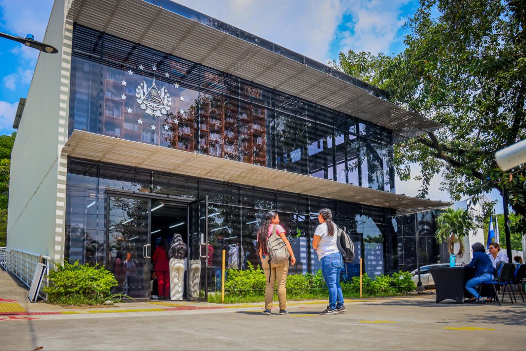 SecPrensaSV's tweet image. #ELearning | Este viernes, la Comisión Nacional de la Micro y Pequeña Empresa (@CONAMYPESV) junto con la Dirección de Reconstrucción del @TejidoSocialSv, presentan el proyecto Up Digital y la plataforma E-learning a usuarios de los Centros Urbanos de Bienestar y Oportunidades