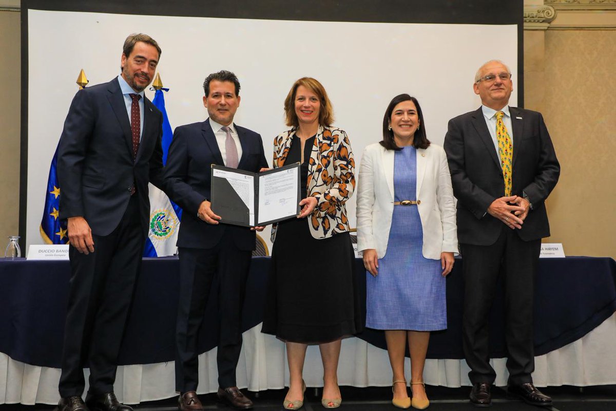 elsalvador's tweet photo. #DeDinero El Aerocluster de El Salvador y Expertise France, en el marco del Proyecto LAMARR, suscribieron un Memorando de Entendimiento (MoU) de Cooperación Técnica orientado a desarrollar competencias técnicas y digitales.

Fotos Sofía Mazariego / #DiarioElSalvador https://t.co/frlLiHNnWD