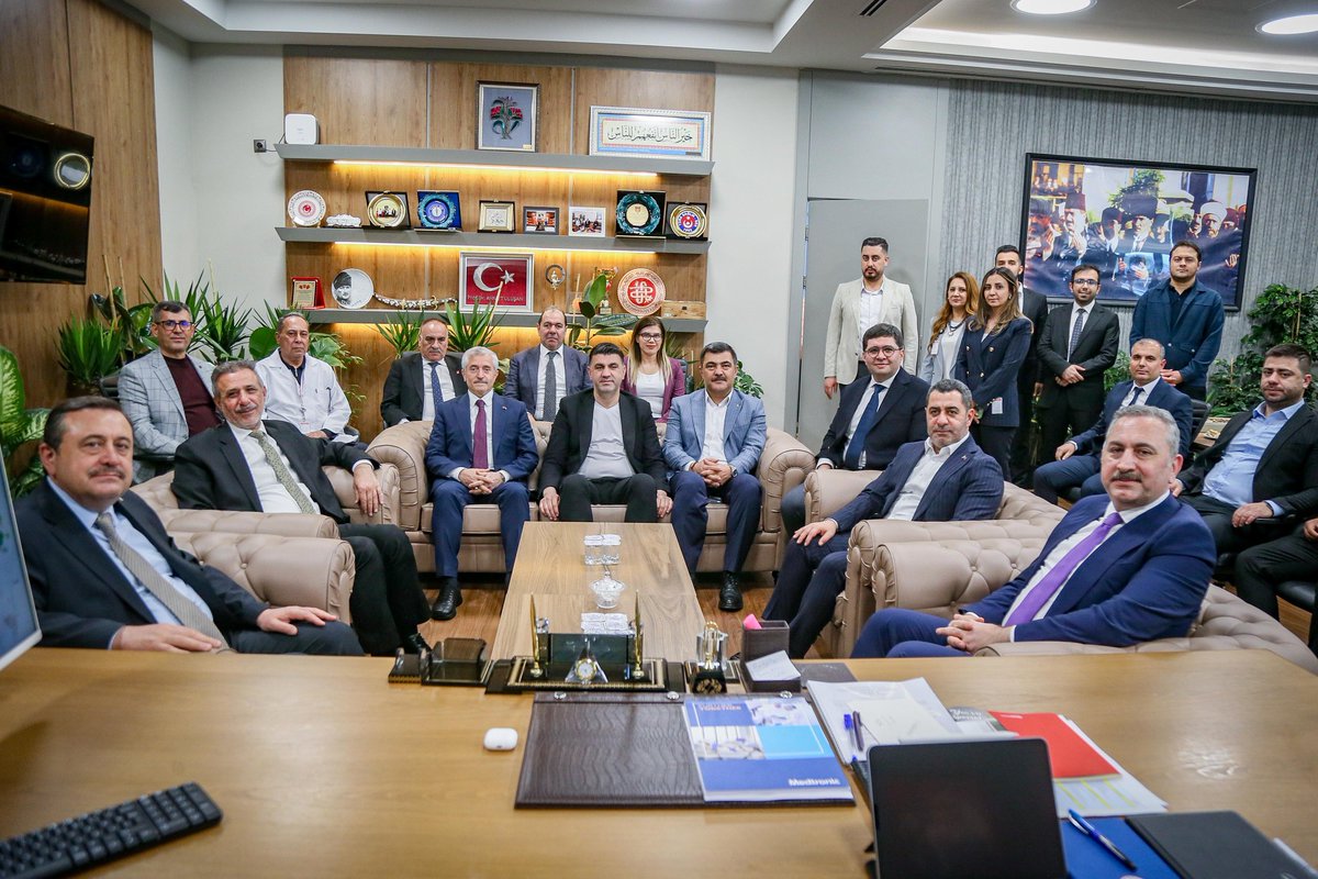 abdulhamitgul's tweet photo. Gaziantep Şehir Hastanemizi ziyaret ederek Başhekimimiz Prof. Dr. Ahmet Uluşan başta olmak üzere hekimlerimizle ve sağlık personelimizle bir araya geldik. 

Şehir Hastanemizin, hekimlerimizin ve sağlık personelimizin ihtiyaçlarını görüştük, hastanemizin güncel çalışma durumu hakkında bilgi aldık.

Tedavi gören tüm hastalarımıza Rabbim acil şifalar versin. Şehrimize değer katan tüm hekimlerimize ve sağlık personelimize görevlerinde kolaylıklar diliyorum.