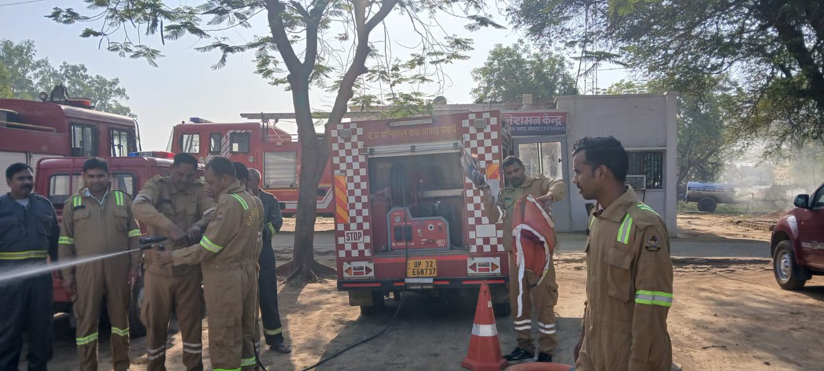 sonbhadrafire's tweet image. आज दिनांक-:24.04.2026 को जनपद सोनभद्र में ADG महोदया, UPF&amp;amp;ES के निर्देशानुसार तथा श्रीमान #CFO महोदय के  निर्देशन में जनपद के समस्त फायर स्टेशनों पर साप्ताहिक फायर ड्रिल के क्रम में मोटर बाइक ,वाटर मिस्ट तथा एफक्यूआरवी कि साफ-सफाई ,पम्प चलाने एव उपकरण संबंधी जानकारी दी गयी।
