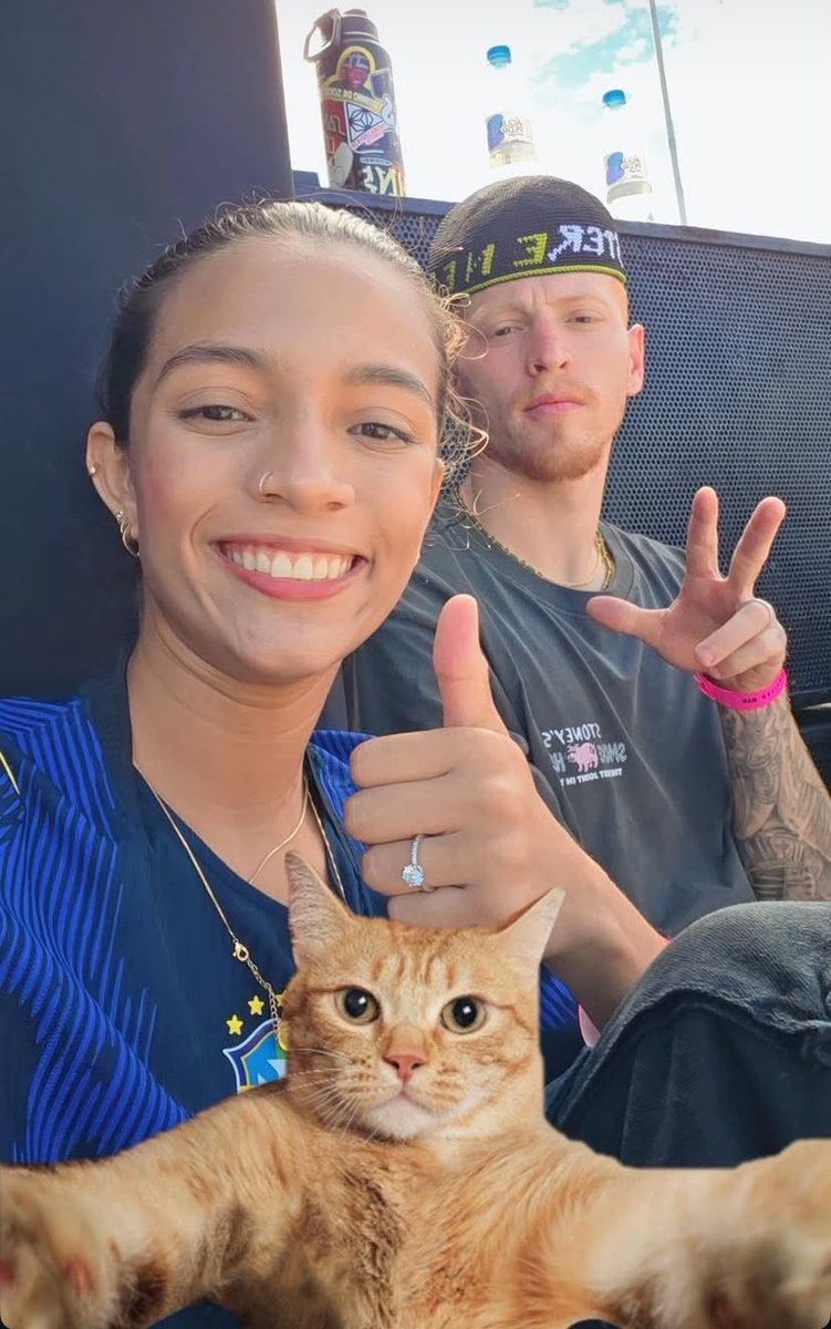 Será que ela namora ?? Não consigo ver a aliança…