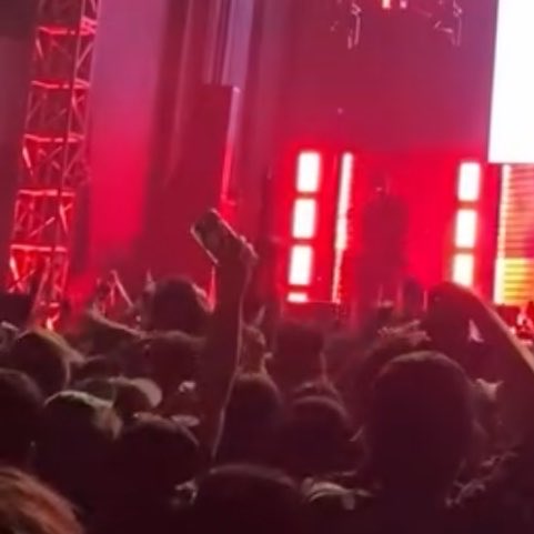 bocahjansen's tweet photo. akhirnya aku menemukan aku sendiri ng videone wong dr blkng konser njeblogs wingi 😭😭🤏 https://t.co/H0RamjpHDn