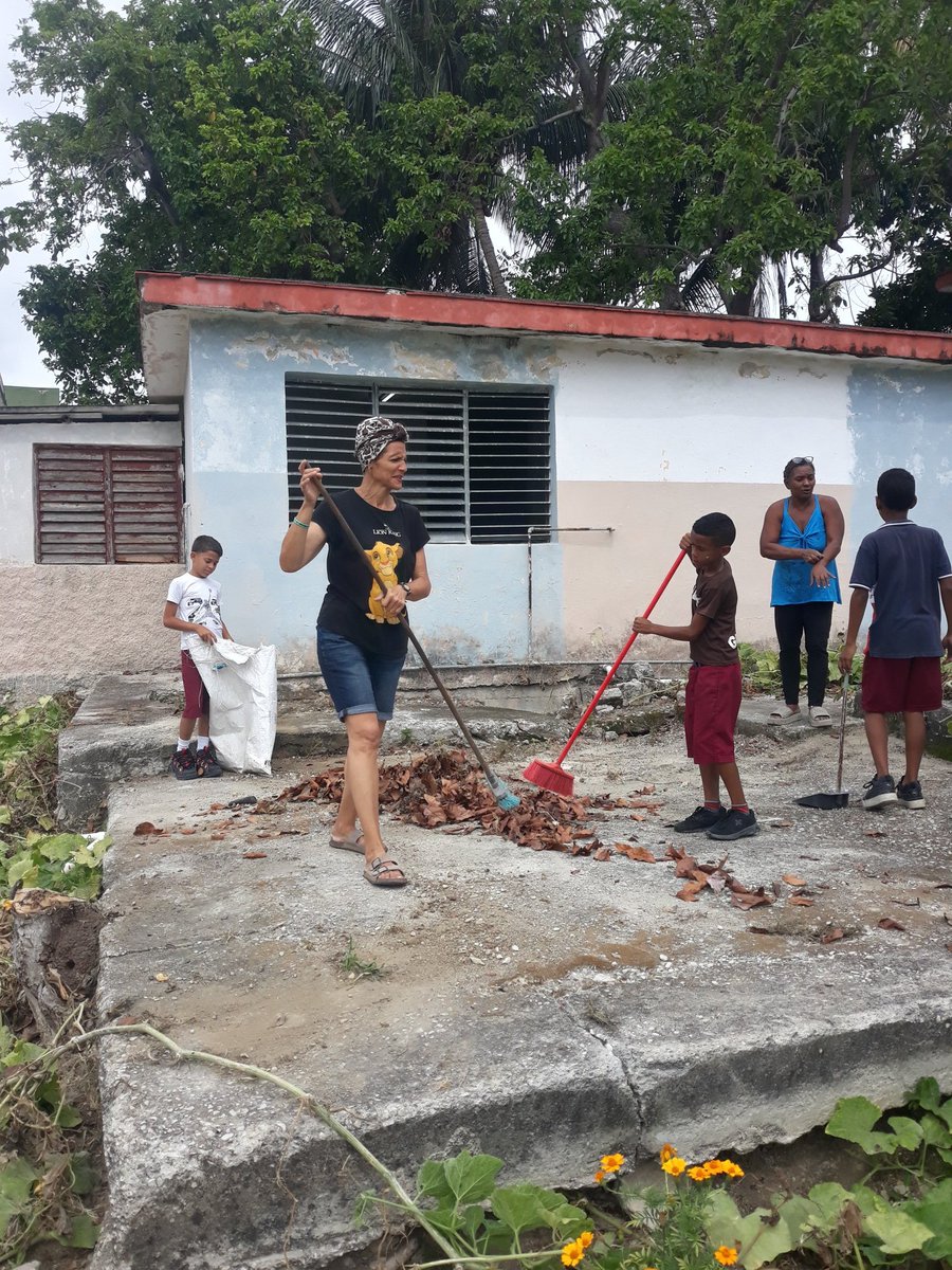 e_samitier48462's tweet photo. Cambio de labor en nuestra institución educativa  en comemoracion a la alegórica  fecha del "1er de Mayo".
#EducacionGuanabacoa 
#CubaSiempreFirme
#ÑecoLaVanguardia https://t.co/1rtBOaWTL0