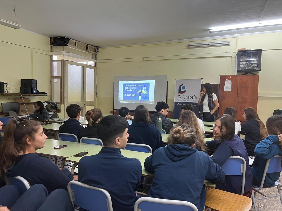 defensoriaPBA's tweet photo. 🧮 Realizamos el taller de #EducacionFinanciera para estudiantes de 6° año de la escuela Virgen del Pilar de La Plata. https://t.co/PI7rQcMioP