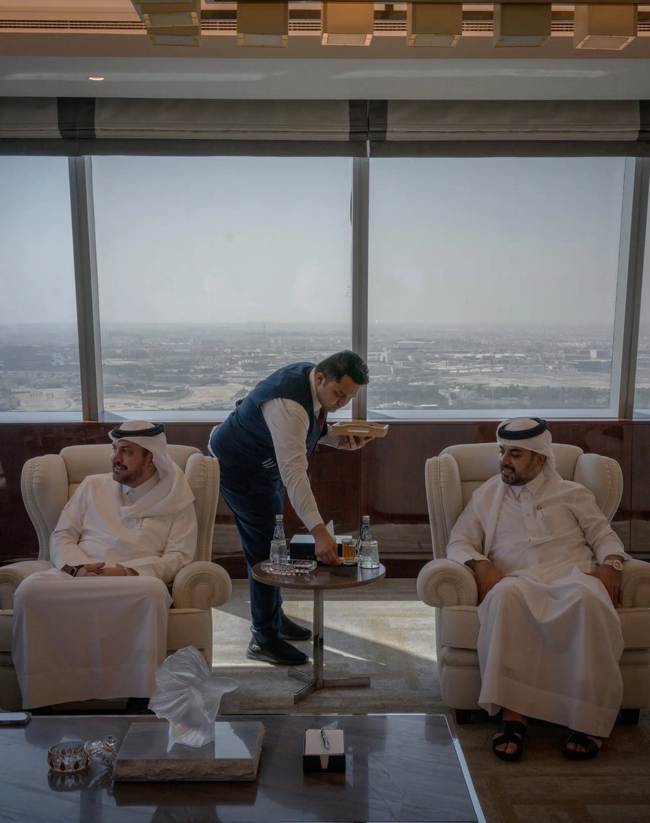 🇺🇸 Esto debería estar en la primera página de todos los periódicos de Estados Unidos.

Un multimillonario sirio necesitaba que se levantaran las sanciones de EE.UU. para poder cobrar $12 mil millones en contratos de reconstrucción.

En un intento por influir en la política