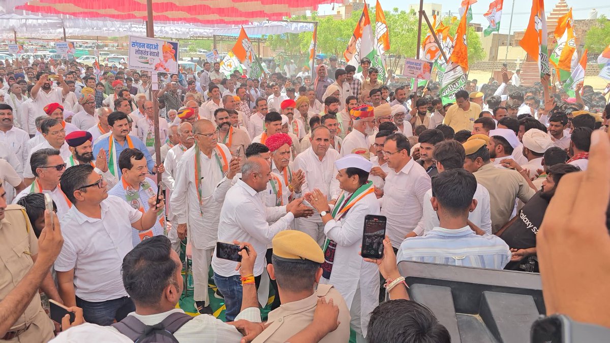 UmmedaRamBaytu's tweet photo. आज जैसलमेर की तपती धरती और धूप भरी दोपहरी में पोकरण विधानसभा क्षेत्र के फलसुण्ड में राजस्थान प्रदेश कांग्रेस कमेटी के अध्यक्ष श्री गोविंद सिंह डोटासरा जी के एक दिवसीय बाड़मेर-जैसलमेर प्रवास के दौरान आयोजित #संगठन_बढ़ाओ_लोकतंत्र_बचाओ अभियान में उमड़ा जनसैलाब केंद्र और राज्य सरकार की नाकामियों, तानाशाही रवैये और लोकतंत्र का गला घोटने के प्रयासों के खिलाफ जनता के आक्रोश का प्रतीक है।

यह जनसमर्थन कांग्रेस की मजबूती का स्पष्ट संकेत है, जो आगामी पंचायतीराज चुनावों में भी देखने को मिलेगा।
राजस्थान सरकार द्वारा पंचायतीराज व निकाय चुनाव टालना जनता से उसके संवैधानिक अधिकार छीनने का कुत्सित प्रयास है। यह लोकतांत्रिक व्यवस्था पर सीधा आघात है और प्रणाली पर डाका डालने जैसा कदम है।
लोकतंत्र को बचाने और आमजन की आवाज को बुलंद करने की इस लड़ाई में हर नागरिक को एक सिपाही बनकर आगे आना होगा।
आमजन की उम्मीदों पर खरा उतरते हुए, उनके हक और अधिकारों की रक्षा के लिए कांग्रेस परिवार हर कदम पर पूरी मजबूती के साथ आवाज उठाता रहेगा।
@GovindDotasra @INCRajasthan