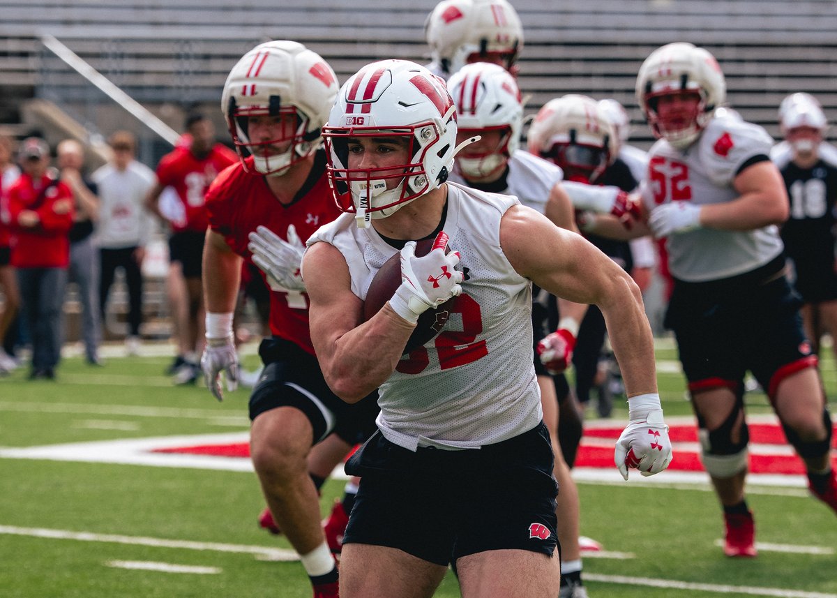 Wisconsin Football tweet media
