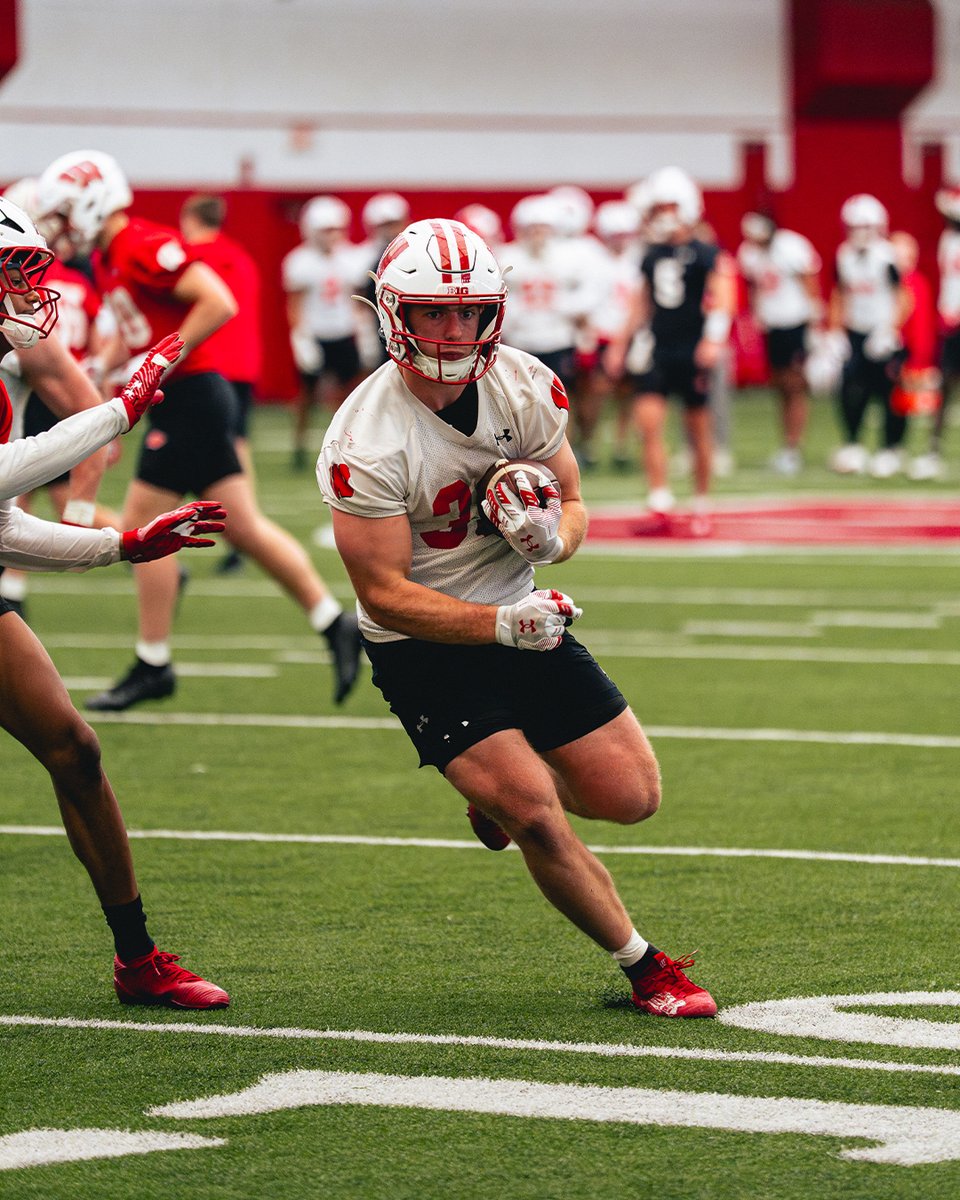 Wisconsin Football tweet media