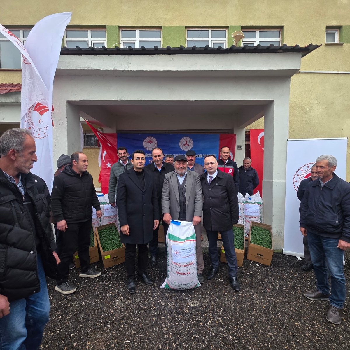 giresuntarim's tweet photo. 📍Şebinkarahisar'da Çiftçilerimize Nohut Tohumu Dağıtımı Yapıldı 

👨‍🌾👩‍🌾Bakanlığımızca uygulamaya konulan Tarım Arazilerinin Kullanımının Etkinleştirilmesi (#TAKE) Projesi kapsamında üreticilerimize hibe desteği vermeye devam ediyoruz...+ https://t.co/w2ltFGAUAK