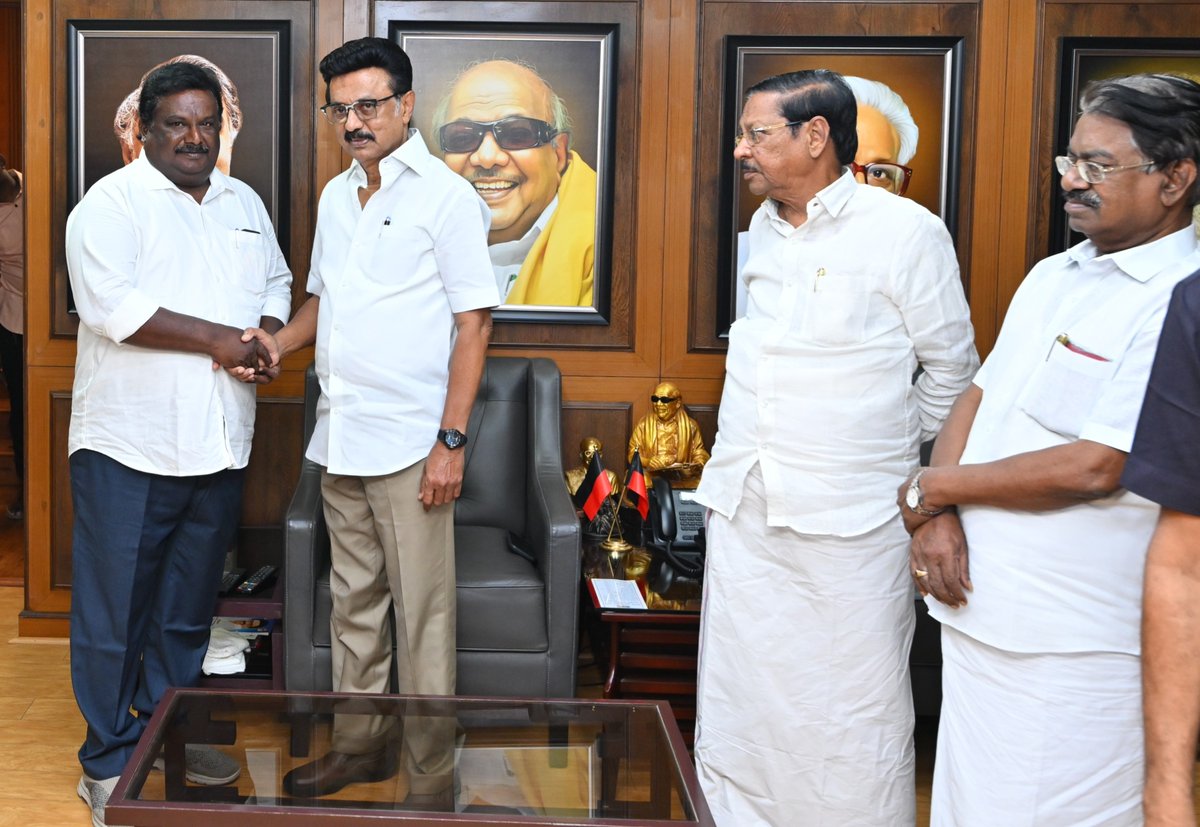 arivalayam's tweet photo. பத்திரிகைச் செய்தி

மாண்புமிகு தமிழ்நாடு முதலமைச்சர் கழகத் தலைவர் அவர்களை இன்று (24.04.2026), சென்னை, அண்ணா அறிவாலயத்தில் உள்ள கழக அலுவலகத்தில், சென்னை வடக்கு, சென்னை வடகிழக்கு, சென்னை கிழக்கு, சென்னை மேற்கு, சென்னை தென்மேற்கு, சென்னை தெற்கு, காஞ்சிபுரம் வடக்கு, காஞ்சிபுரம் தெற்கு, திருவள்ளூர் கிழக்கு, திருவள்ளூர் மத்திய, திருவள்ளூர் மேற்கு ஆகிய மாவட்டங்களில் போட்டியிட்ட கழக வேட்பாளர்கள் மற்றும் அரியலூர் மாவட்டம் குன்னம் தொகுதி கழக வேட்பாளர் எஸ்.எஸ்.சிவசங்கர் ஆகியோர் நேரில் சந்தித்தனர்.

அதுபோது கழக அமைப்புச் செயலாளர் ஆர்.எஸ்.பாரதி, செய்தித் தொடர்பு தலைவர் டி.கே.எஸ்.இளங்கோவன் ஆகியோர் உடனிருந்தார்.