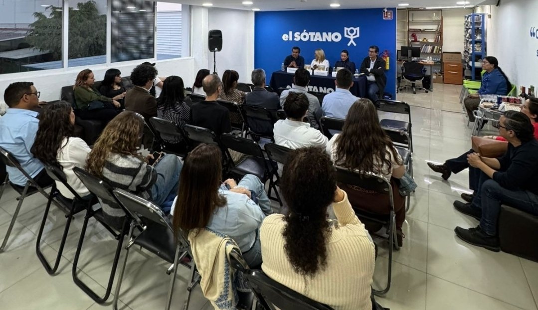 alcarlop's tweet image. Ayer al fim presentamos la doctora @griselsr un servidor el libro "#Elecciones2024 y #redes sociodigitales en #México ¿una nueva arena de disputa por el poder?" en la librería @elsotanolibros  Coyoacán, con @flaviafrei @chamanesco Link a El Sotano: elsotano.com/libro-eleccion…