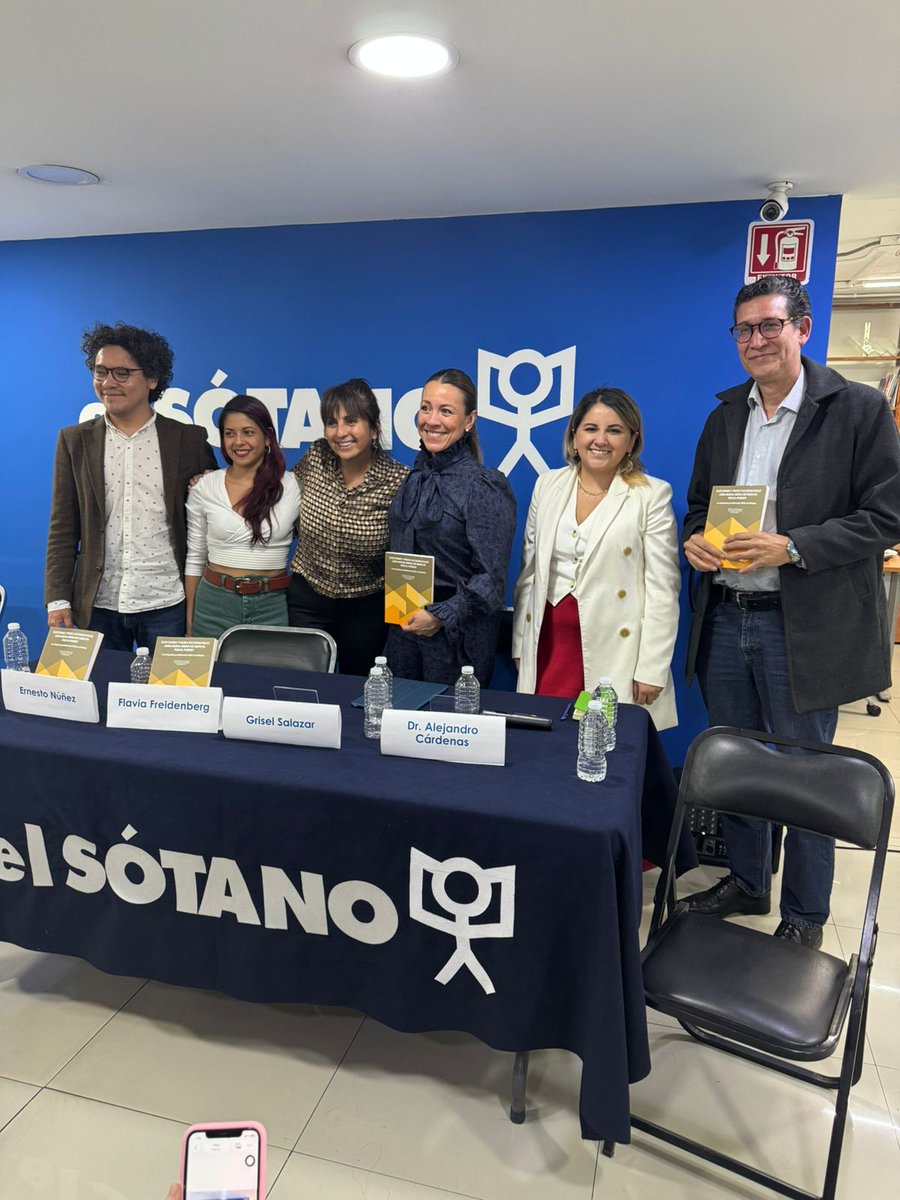 alcarlop's tweet image. Ayer al fim presentamos la doctora @griselsr un servidor el libro "#Elecciones2024 y #redes sociodigitales en #México ¿una nueva arena de disputa por el poder?" en la librería @elsotanolibros  Coyoacán, con @flaviafrei @chamanesco Link a El Sotano: elsotano.com/libro-eleccion…