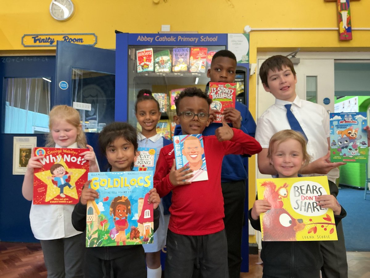 AbbeyPrimary's tweet image. Lot's of happy faces when choosing a book to keep out of the #vendingmachine  this afternoon! Happy #reading! 📚🤗📚
