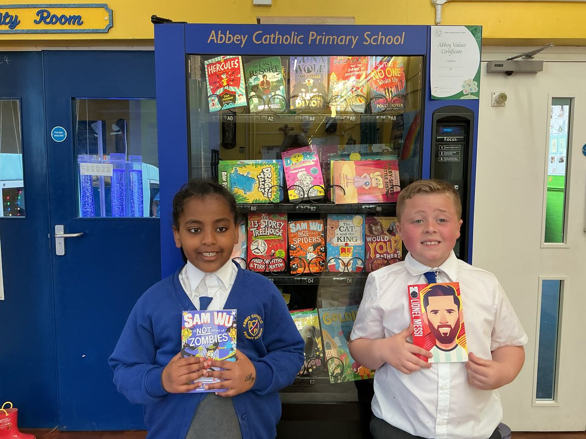 AbbeyPrimary's tweet image. Lot's of happy faces when choosing a book to keep out of the #vendingmachine  this afternoon! Happy #reading! 📚🤗📚