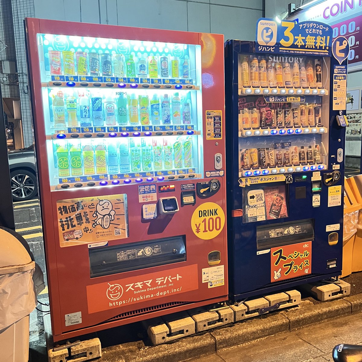 cecil0721's tweet photo. 時々深夜にモーレツにコカ･コーラが飲みたくなる。
そんな時、缶派の主はコンビニでは無く自販機で購入する。
経験上、大手各社の自販機の色は
・コカコーラ→赤
・アサヒ→青
・キリン→白
・サッポロ系→白
・ダイドー→白
・伊藤園→白
と思って【赤】の自販機を目指すのだが、最近やたらノーブランドの“100円自販機”が多くて、ややこしいのですよ…
緑にするとか出来んのかね？？