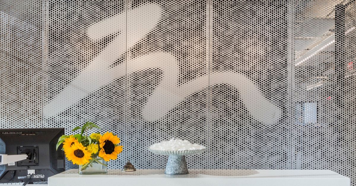 azahner's tweet image. Angel Hair softens stainless steel without losing its shine. ✨

By diffusing light and reducing glare, it delivers a smooth, consistent finish built for both beauty and performance—inside or out. 

#Zahner #steel #stainlesssteel #metalfinish #architecturalmetal