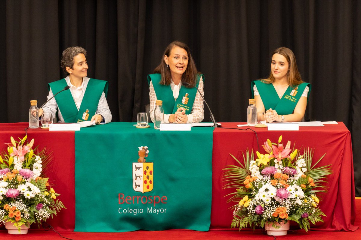 CMBerrospe's tweet photo. A continuación tuvo lugar el ACTO ACADÉMICO🎓presidido por @aracil_elisa, Vicerrectora de @UCOMILLAS, quien además dio su ponencia titulada “La audacia del corazón”.Conectó con todas las colegialas y asistentes y nos animó a vivir con para qué en la vida🫶🏻. https://t.co/OWf7cXX45V