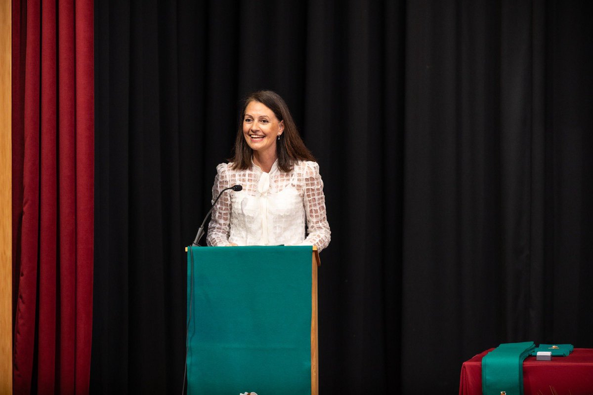 CMBerrospe's tweet photo. A continuación tuvo lugar el ACTO ACADÉMICO🎓presidido por @aracil_elisa, Vicerrectora de @UCOMILLAS, quien además dio su ponencia titulada “La audacia del corazón”.Conectó con todas las colegialas y asistentes y nos animó a vivir con para qué en la vida🫶🏻. https://t.co/OWf7cXX45V