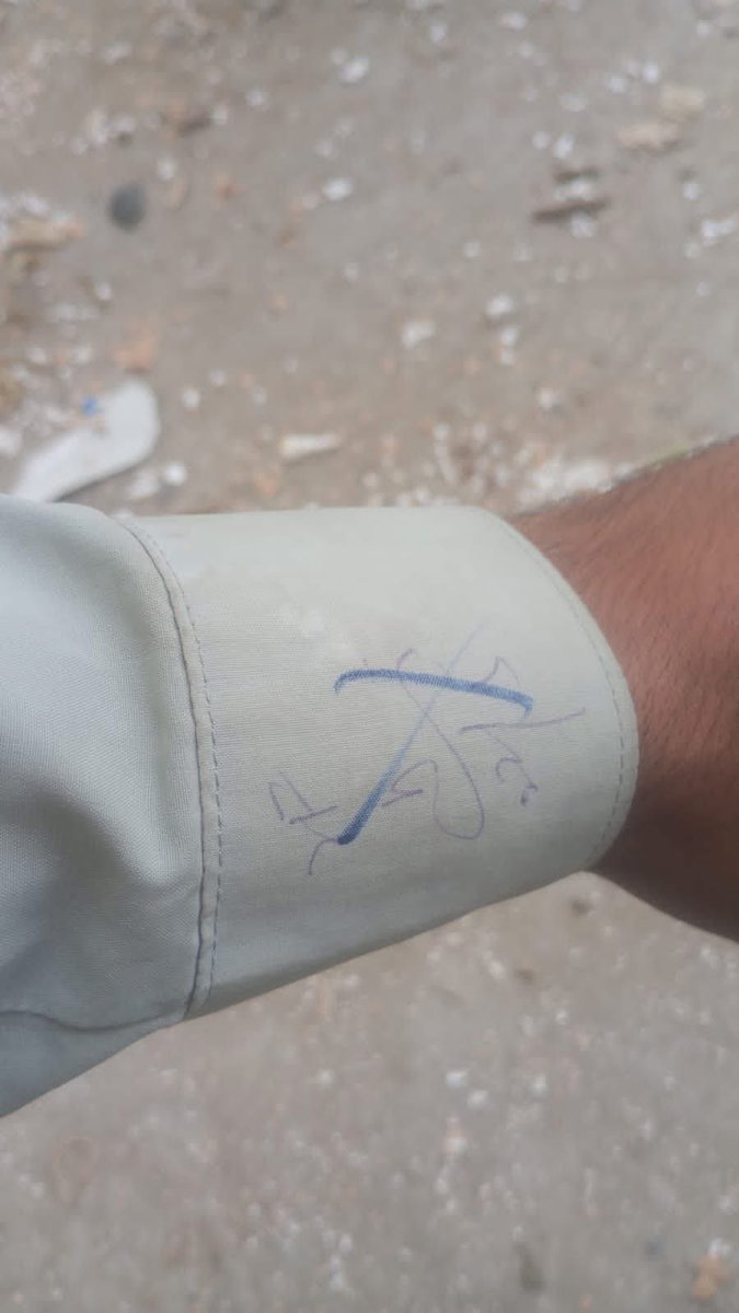 احمد سُلطان کے مطابق ”ہری پور میں نادرا کی جانب سے افغان باشندوں کے ساتھ روا رکھا جانے والا رویہ قابلِ افسوس اور تشویشناک ہے۔
اطلاعات کے مطابق افغان شہریوں کو ٹوکن جاری کرنے کے لیے ان کے کپڑوں یا بازو پر نمبر لکھے جا رہے ہیں، جو نہ صرف غیر مہذب عمل ہے بلکہ انسانی وقار کی بھی