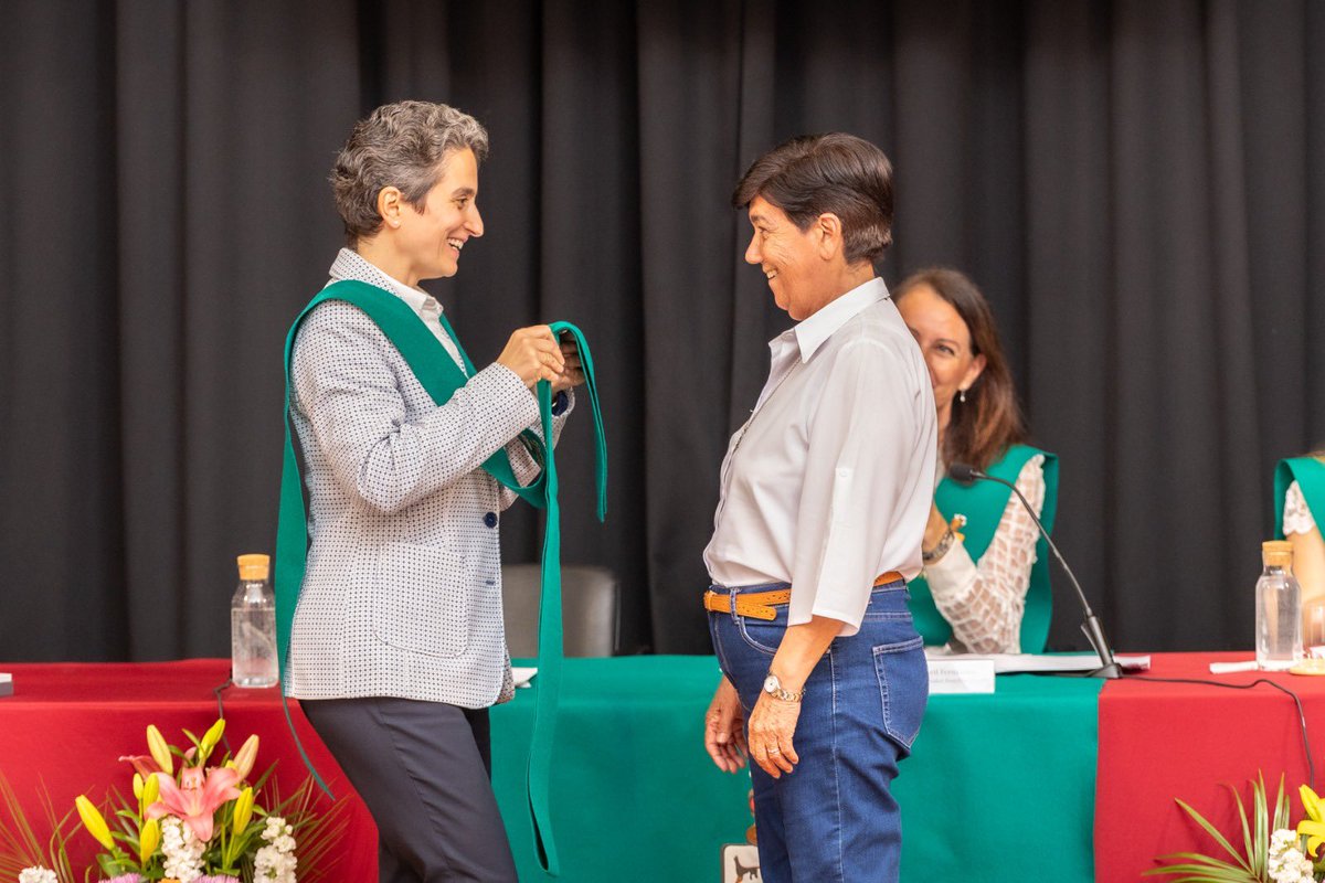 CMBerrospe's tweet photo. 2️⃣Rosa Nieto,directora de @cm_montellano,obra de @hijasdejesus_es Gracias Rosa por ejercer un servicio ejemplar y con profunda vocación educativa.
3️⃣Comedor Social San Francisco de @sanbrunomadrid. Recibió la beca la hermana Concha @Terciarias_Capu. Gracias por vuestro servicio. https://t.co/K9WgG2peER