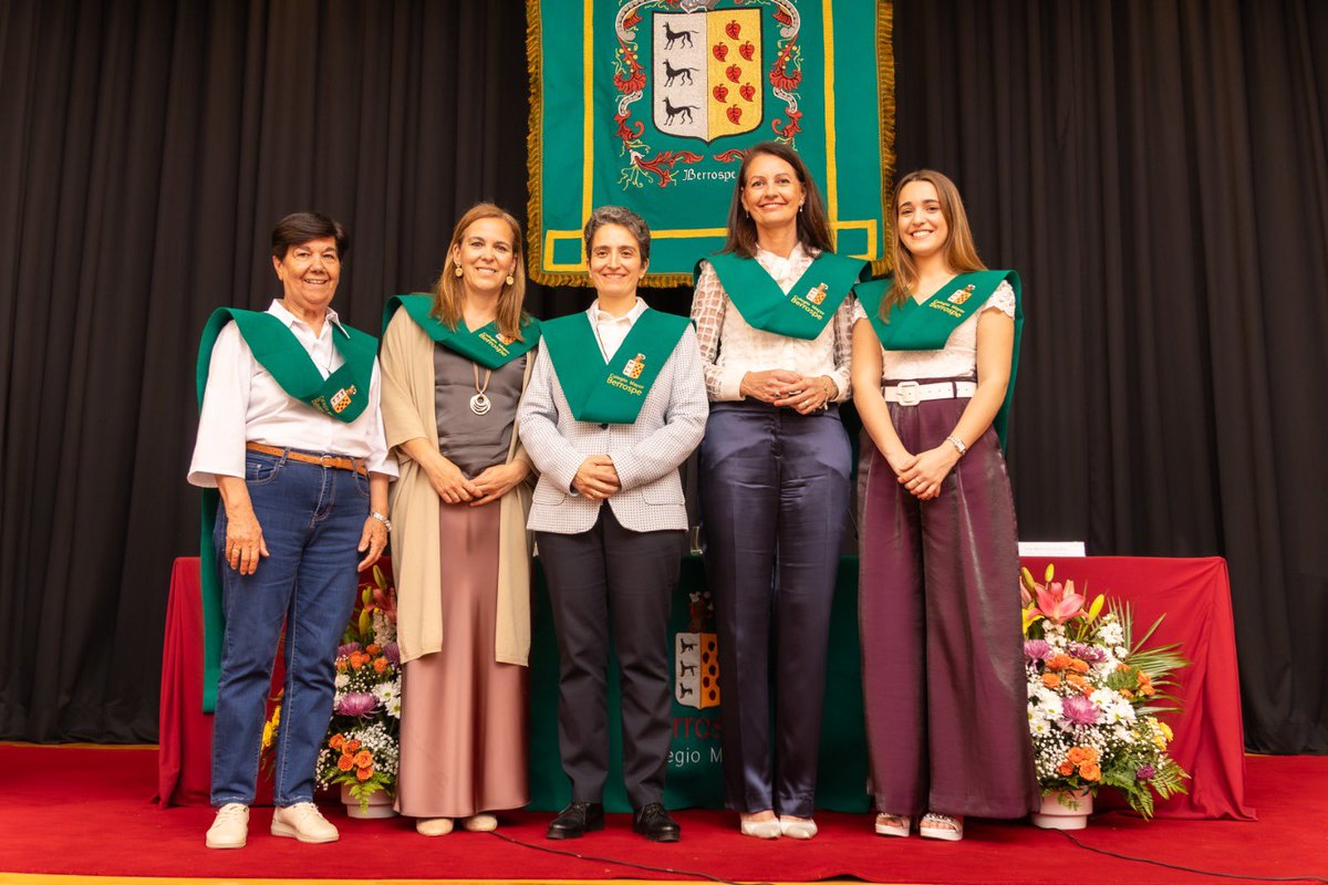 CMBerrospe's tweet photo. 2️⃣Rosa Nieto,directora de @cm_montellano,obra de @hijasdejesus_es Gracias Rosa por ejercer un servicio ejemplar y con profunda vocación educativa.
3️⃣Comedor Social San Francisco de @sanbrunomadrid. Recibió la beca la hermana Concha @Terciarias_Capu. Gracias por vuestro servicio. https://t.co/K9WgG2peER